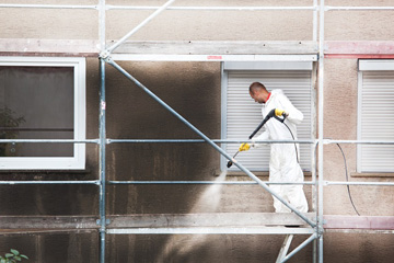 Fassadenreinigung – Selbst machen oder nicht?